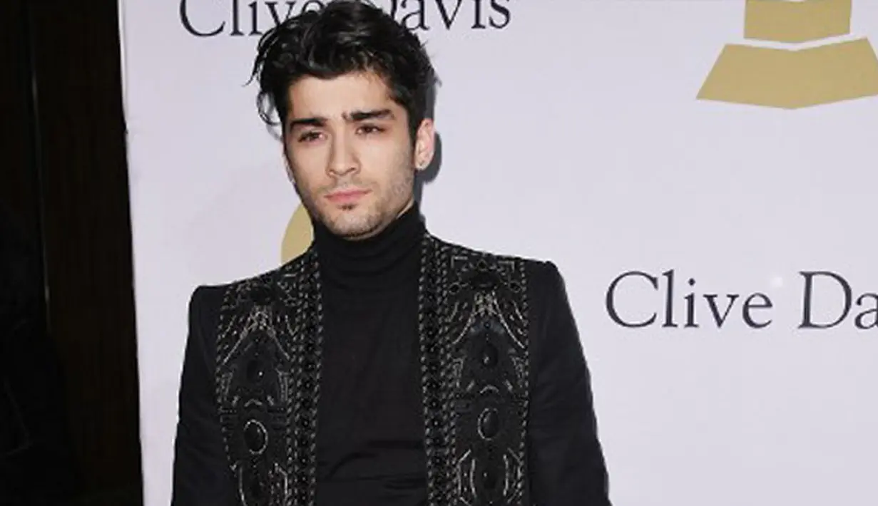 Kabar menyedihkan datang dari penyanyi tampan Zayn Malik. Belum lama dikabarkan memberikan hadiah spesial untuk Gigi Hadid di hari ulang tahunnya, kini Zayn harus duduk di kursi roda.  (AFP/Bintang.com)