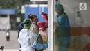 Warga mengikuti tes usap (swab test) COVID-19 di GSI Lab (Genomik Solidaritas Indonesia Laboratorium), Cilandak, Senin (19/10/2020). Pemprov DKI dan DPRD DKI Jakarta berencana mengatur sanksi denda Rp 5juta bagi warga yang menolak rapid test maupun swab test atau tes PCR (Liputan6.com/Faizal Fanani)