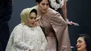 Artis senior Widyawati dan Hetty Koes Endang bergaya sebelum di foto Luna Maya. (Galih W. Satria/Bintang.com)