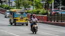 Kendaraan jeepney melaju di sebuah jalan di Manila, Filipina (28/8/2020). Jeepney merupakan salah satu alat transportasi populer di Filipina. Sebagian besar jeepney dihias warna-warni, dengan desain lukisan dan ilustrasi terinspirasi dari budaya lokal dan internasional. (Xinhua/Rouelle Umali)