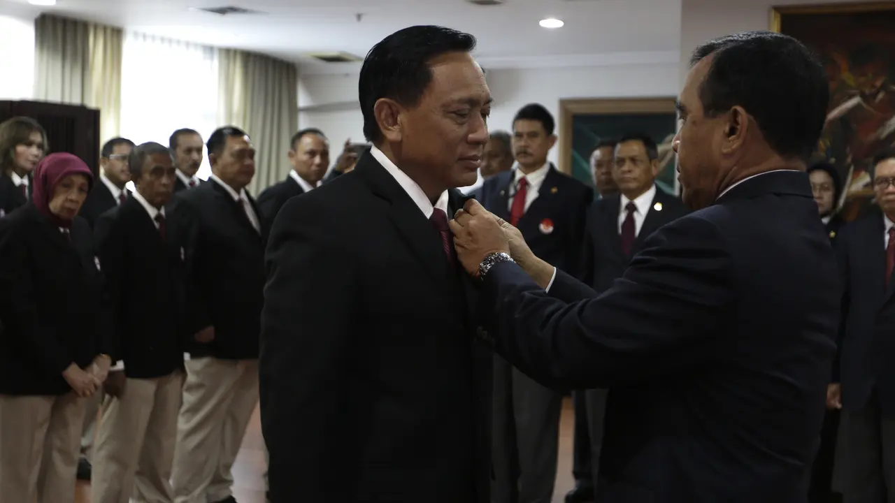 Imam Sudjarwo saat dilantik sebagai ketua umum  PBVSI periode 2018-2022 di kantor KONI, Jakarta, Kamis (28/2/2019). (Bola.com/Yoppy Renato)