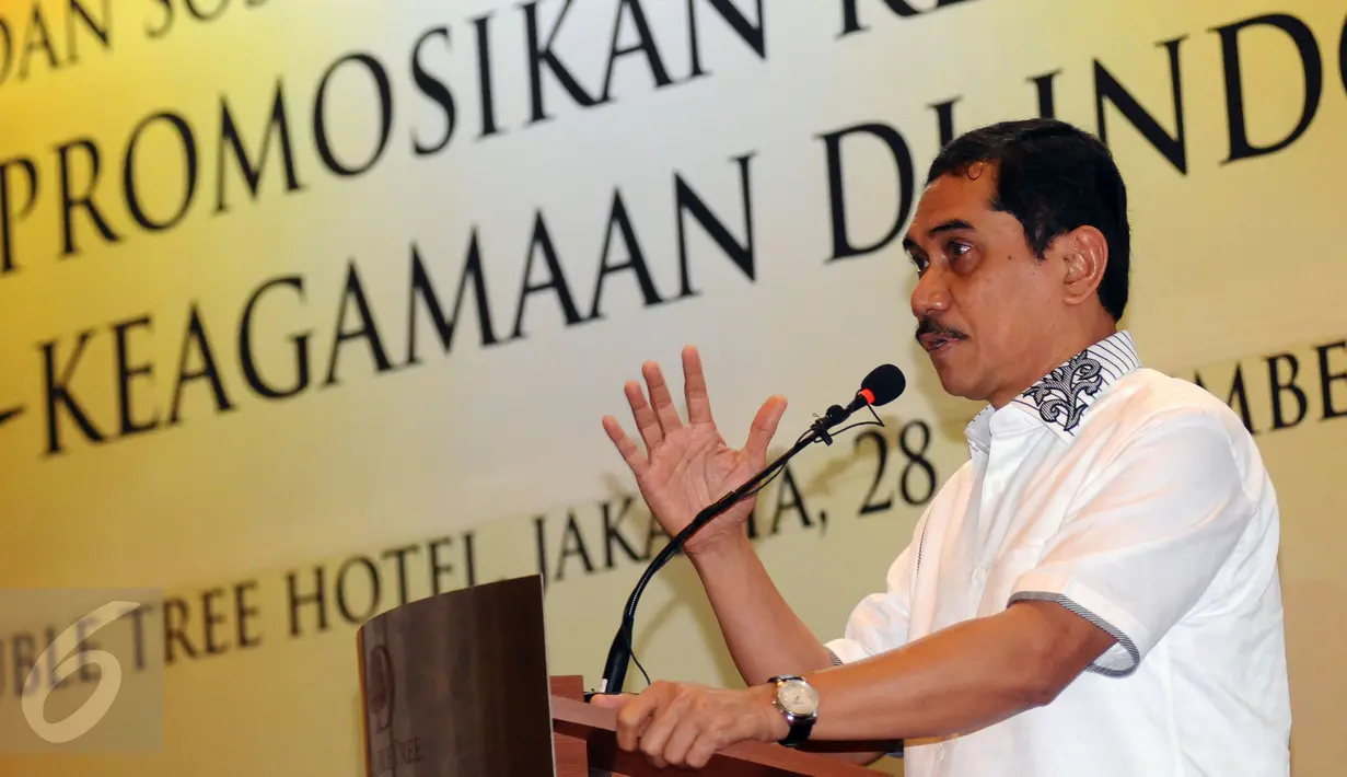 Kepala BNPT Komjen Pol Suhardi Alius memberi paparan dalam seminar Mempromosikan Kerukunan Sosial Kegamaan di Indonesia, Jakarta, Senin (28/11). Seminar juga Direktur eksekutif Wahid Institute, Yenny Wahid. (Liputan6.com/Helmi Fithriansyah)