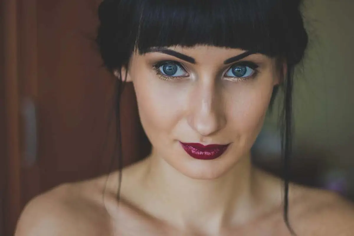Pakai Lipstik Gelap, 10 Perempuan Ini Tetap Cantik!