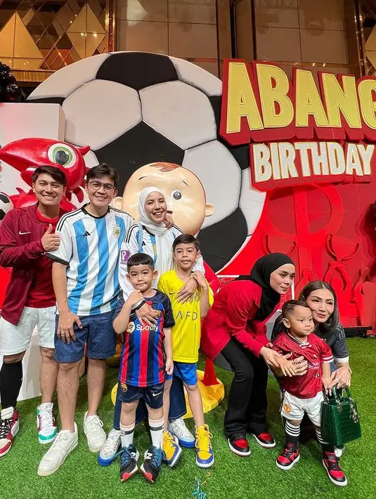 Begitu pun dengan Tya Ariestya yang mengenakan jersey Argentina dipadukan kerudung putih dan celana panjang denim serta sneakersnya. [@tya_ariestya]