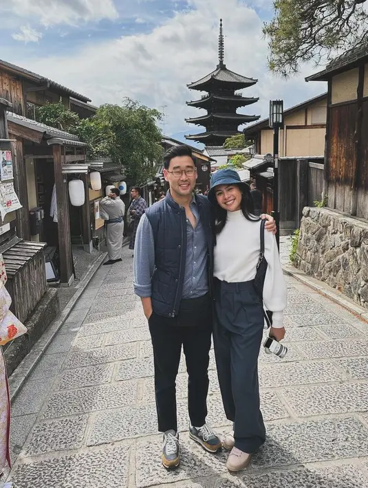 Maudy mengenakan atasan putih lengan panjang dipadukan celana abu-abunya. Jesse mengenakan kemeja biru dipadukan padding best dan celana hitam. [@jessechoi_]