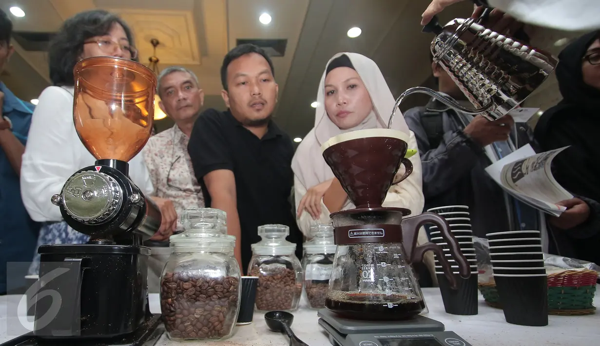 Pemerintah menggelar minum kopi gratis di Gedung Kementerian Perindustrian, Jakarta, Kamis (1/10/2015). Acara bagi-bagi kopi gratis ini dalam rangka Pencanangan Hari Kopi Internasional yang jatuh pada tanggal 1 Oktober. (Liputan6.com/Angga Yuniar)