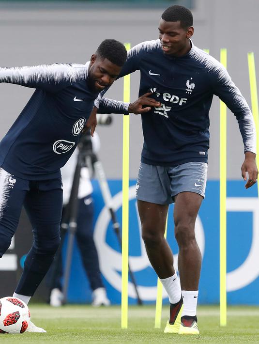 Bek timnas Prancis, Samuel Umtiti berebut bola dengan Paul Pogba saat mengikuti sesi latihan di Glebovets, Rusia, (4/7). Prancis akan bertanding melawan Uruguay pada babak 8 besar Piala Dunia 2018 di Nizhny Novgorod Stadium. (AP Photo/David Vincent)