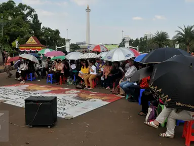Jemaat GKI Yasmin dan HKBP Filadelfia kembali menggelar kebaktian di depan Istana Merdeka, Jakarta, Minggu (19/7/2015). Mereka berharap Presiden Jokowi berani menegakan hukum dan konstitusi terkait GKI Yasmin dan HKBP Fladelfia. (Liputan6.com/Johan Tallo)