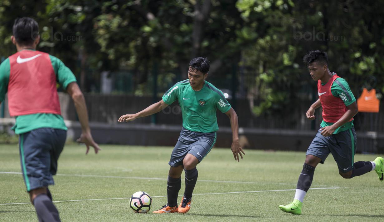 Bek Timnas Indonesia, Rachmat Irianto, mengontrol bola saat latihan di Lapangan ABC Senayan, Jakarta, Selasa (16/1/2018). Pemusatan latihan ini dilakukan jelang Asian Games 2018. (Bola.com/Vitalis Yogi Trisna)