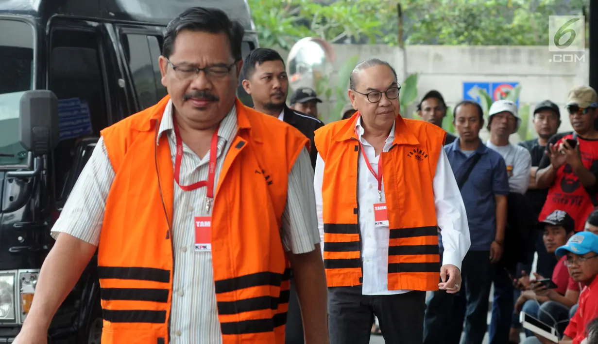 Dua tersangka Kadis PUPR Kabupaten Tulungagung nonaktif Sutrisno dan pemegang saham Blackgold Natural Resources Limited, Johannes Budisutrisno Kotjo tiba di gedung KPK, Jakarta, (6/9). (Merdeka.com/Dwi Narwoko)