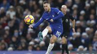 Salah satu media Spanyol mengangkat isu terkait proses negosiasi lanjutan yang dilakukan Real Madrid dengan pemain Chelsea, Eden Hazard. (AFP/Adrian Dennis)
