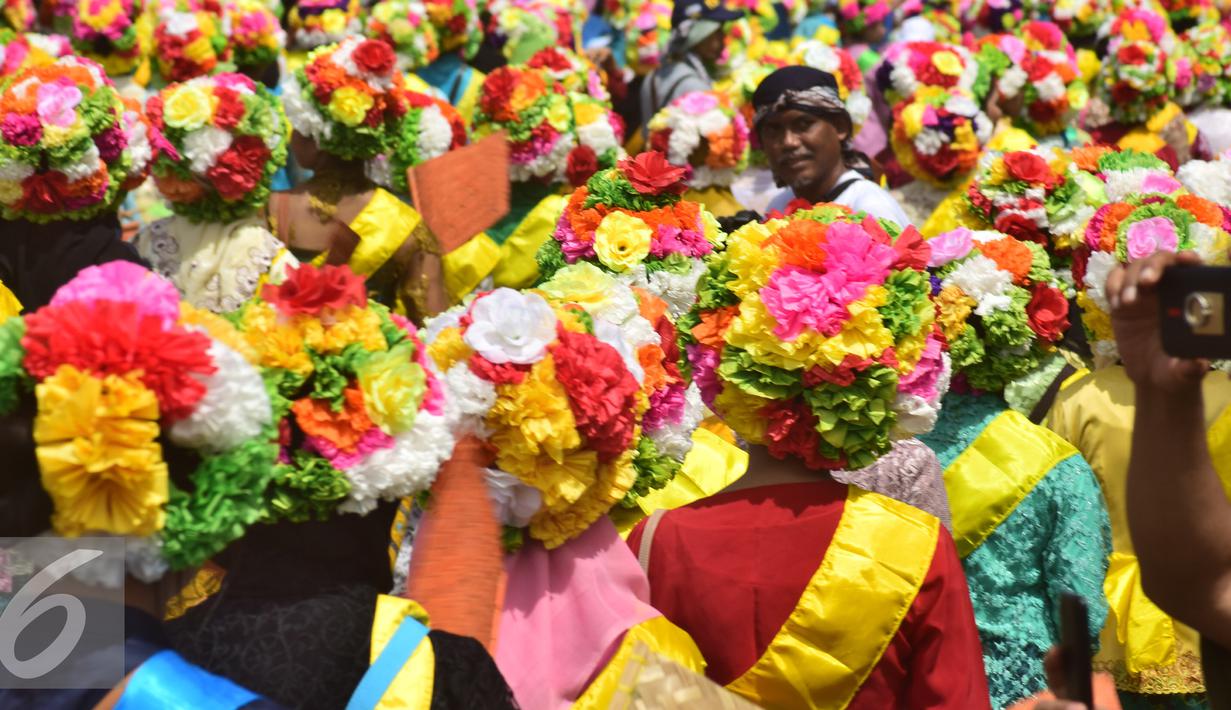Uniknya, hanya pemuda dan pemudi yang masih menjaga kesuciannya yang boleh ikut dalam acara Tradisi Ngarot ini Indramayu, Minggu, (9/10). (Liputan6.com/Gholib)