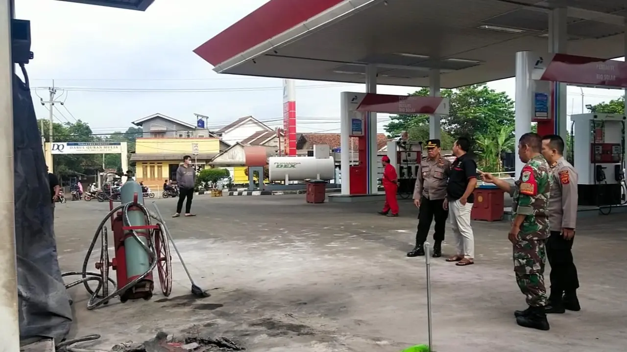 Kebakaran terjadi di Stasiun Pengisian Bahan Bakar Umum (SPBU) Jalan Raya Gunung Sindur, Kecamatan Gunung Sindur, Kabupaten Bogor, Selasa (24/1/2023) siang.