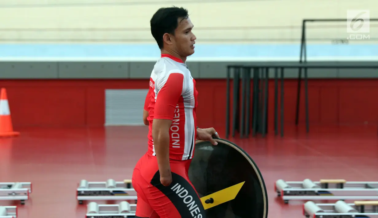 Atlet para cycling Indonesia bersiap melakukan latihan di Velodrome, Rawamangun, Jakarta, Selasa (2/10). Tim para cycling Indonesia optimistis bisa meraih target dua medali perunggu di Asian Para Games 2018. (Liputan6.com/Helmi Fithriansyah)