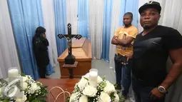 Jenazah terpidana mati asal Senegal, Cajetan Uchenna Onyeworo alias Seck Osmanu saat berada di RS Saint Carolus, Jakarta, Jumat (29/7). Seck Osmanu merupakan 1 dari 4 nama terpidana yang dieksekusi di Lapas Nusakambangan. (Liputan6.com/Immanuel Antonius)