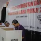 Ketua KPU Arief Budiman (dua kanan) bersama  Komisioner KPU melakukan pencoblosan saat menggelar simulasi Pemilu 2019 di halaman Gedung KPU, Jakarta, Selasa (12/3). (Liputan6.com/Faizal Fanani)