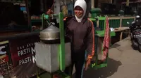 Acungan Jempol Bagi Wanita Perkasa Penjual Siomay Panggul Asal Garut Ini (Liputan6.com/Jayadi Supriadin)