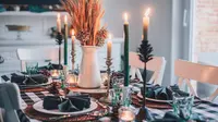 Ilustrasi christmas dinner yang tidak menggunakan alat sekali pakai. (Foto: Unsplash/Libby Penner)