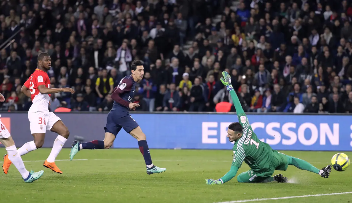 Proses terjadinya gol yang dicetak gelandang PSG, Angel Di Maria, ke gawang AS Monaco pada laga Ligue 1 di Stadion Parc des Princes, Prancis, Minggu (15/4/2018). PSG menang 7-1 atas Monaco. (AFP/Thomas Samson)