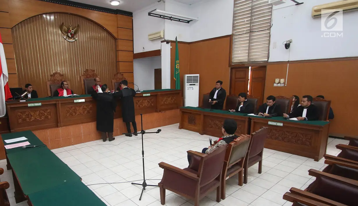 Suasana sidang perdana Gatot Brajamusti atau Aa Gatot terkait kasus kepemilikan senjata api ilegal dan satwa langka di PN Jakarta Selatan, Selasa (10/10). Sidang itu beragendakan pembacaan dakwaan oleh Jaksa Penuntut Umum. (Liputan6.com/Immanuel Antonius)