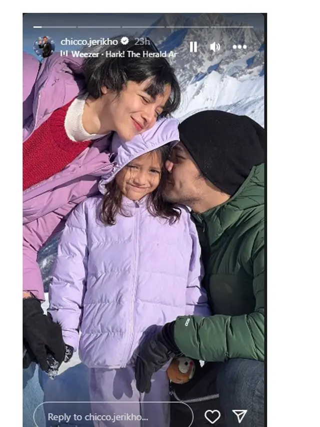 7 Potret Chicco Jerikho Ajak Istri dan Anak Liburan di Swiss, Penuh Bahagia