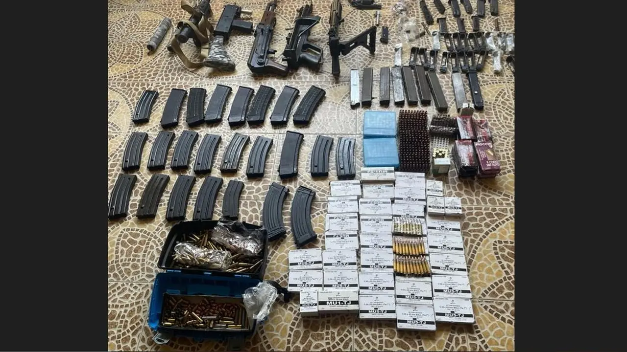 Detasmen Khusus (Densus) 88 Antiteror Polri mengamankan sejumlah senjata hingga amunisi di rumah tersangka teroris inisial DE di kawasan Harapan Jaya, Bekasi Utara
