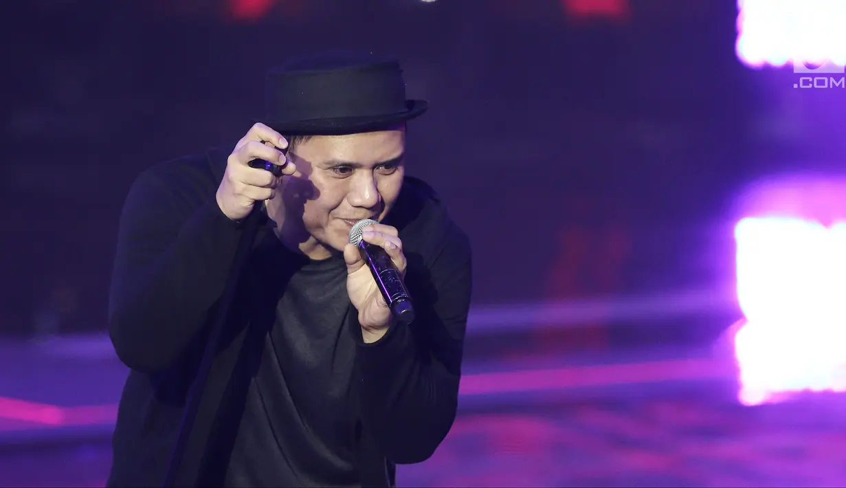 Vokalis grup band Padi Reborn, Fadly dalam acara Badai Uang Ratusan Miliar yang dipersembahkan oleh Bukalapak di Jakarta, Kamis (26/7). (Liputan6.com/Herman Zakharia)