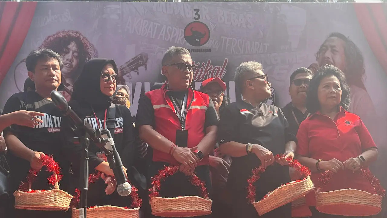 Sekretaris Jenderal (Sekjen) PDIP Hasto Kristiyanto memimpin secara langsung prosesi tabur bunga dalam rangka memperingati 28 tahun peristiwa serangan yang terjadi di kantor DPP partai pada 27 Juli atau dikenal dengan peristiwa Kudatuli.