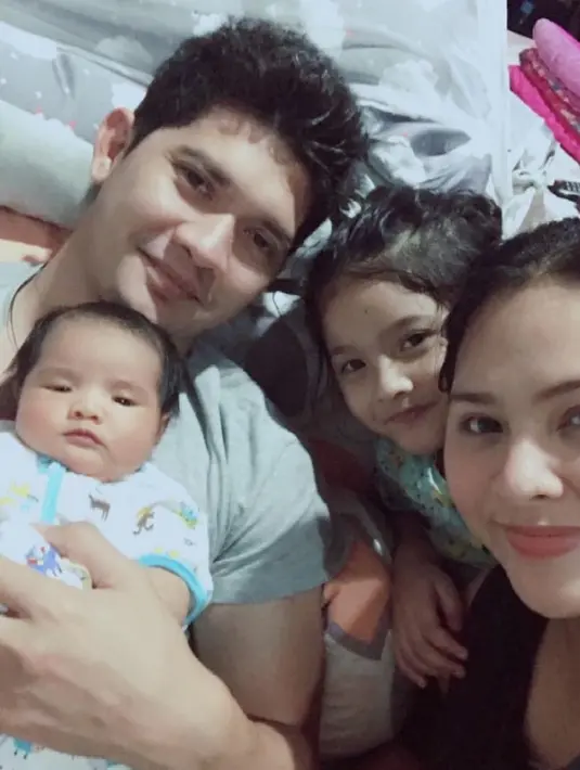 Bagi Audy, kepergian suaminya dalam rangka kerja merupakan sebuah resiko yang harus dihadapi. Sejak namanya sukses menjadi bintang The Raid, Iko tidak hanya sebagai aktor, tapi juga koreografer. (instagram/audyitem)