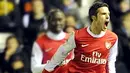Selebrasi gol dari Robin van Persie yang membuka kemenangan Arsenal 3-0 saat bertamu di St Andrews, kandang Birmingham City, pada partai lanjutan Liga Premier, 1 Januari 2010. AFP PHOTO/GLYN KIRK