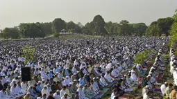 Umat Muslim melakukan melaksanakan Sholat Idul Fitri, yang menandai akhir bulan suci Ramadhan, di Peshawar pada 2 Mei 2022. (AFP/Abdul Majeed)