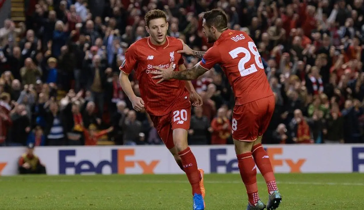 Pemain Liverpool Adam Lallana (L) merayakan gol bersama rekannya  Danny Ings dalam lanjutan Liga Europa UEFA  grup B di Anfield, Jumat (2/10/2015. Liverpool ditahan 1-1 FC Sion. AFP Photo / Oli Scarff