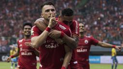 Striker Persija Jakarta, Marko Simic, merayakan gol yang dicetaknya ke gawang Barito Putera pada laga Liga 1 di Stadion Patriot, Jawa Barat, Selasa (30/10). Persija menang 3-0 atas Barito. (Bola.com/Vitalis Yogi Trisna)
