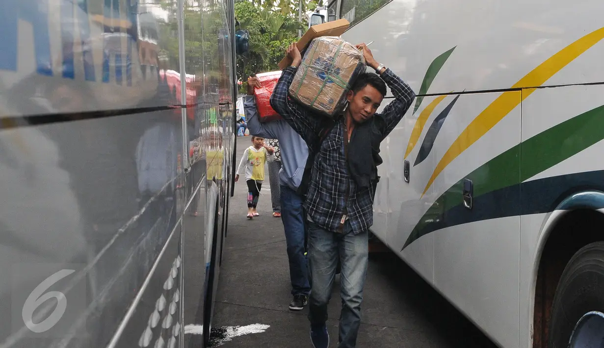 Pemudik tampak membawa barang bawaannya di terminal Pulogadung, Jakarta, Jumat (10/7/15). Pada H -7, terminal Polugadung tercatat memberangkatkan sebanyak 521 penumpang dan bus yang diberangkatkan sekitar 118 bus. (Liputan6.com/Herman Zakharia)