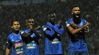 Pemain Arema berselebrasi gol Makan Konate ke gawang Persib di Stadion Kanjuruhan, Kabupaten Malang, Selasa (30/7/2019). (Bola.com/Iwan Setiawan)