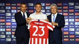 Bek Kieran Trippier (tengah) foto bersama dengan presiden Atletico Madrid Enrique Cerezo (kanan) dan direktur olahraga Andrea Berta selama pengenal dirinya di Wanda Metropolitano di Madrid (18/7/2019).  Atletico Madrid resmi menggaet Trippier dari Tottenham Hotspur. (AFP Photo/Gabriel Bouys)