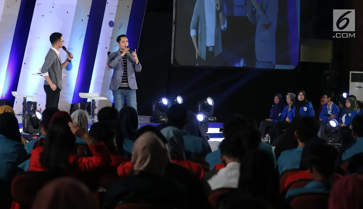 Creativepreneur sekaligus aktor Dude Harlino (kanan) berbicara dalam Emtek Goes To Campus (EGTC) 2018 di Universitas Gadjah Mada (UGM), Yogyakarta, Rabu (17/10). Dude juga berbagi tips dan trik menjadi wirausahawan sukses. (Liputan6.com/Herman Zakharia)