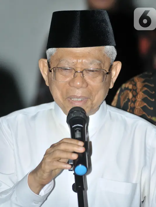 Wakil Presiden terpilih Ma'ruf Amin memberi keterangan usai bertemu dengan Pimpinan MPR di kediamannya, Jalan Situbondo, Jakarta, Selasa (15/10/2019). Pimpinan MPR berkunjung untuk mengantarkan undangan pelantikan Presiden dan Wakil Presiden pada 20 Oktober 2019. (merdeka.com/Iqbal Nugroho)
