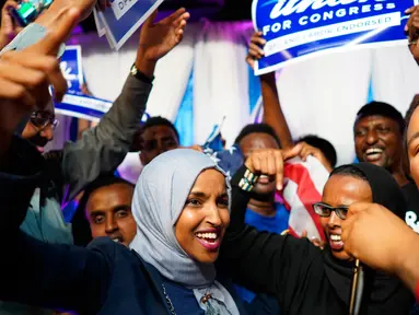 Ilhan Omar bersama pendukungnya merayakan kemenangan putaran pertama pemilihan Distrik Kongres ke-5 di Minneapolis, AS, Selasa (14/8). Omar menjadi muslimah Somalia pertama yang terpilih sebagai anggota Kongres AS. (Mark Vancleave/Star Tribune via AP)