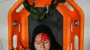 Simulasi ini melibatkan beberapa skenario evakuasi dari ketinggian, yang mencakup prosedur menyelamatkan korban luka dengan cara diturunkan secara aman menggunakan peralatan khusus. (CHAIDEER MAHYUDDIN/AFP)