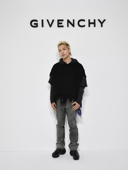 Jadi keluarga baru Givenchy, Taeyang tampil swag dengan ripped hoodie, black jeans, dan sepatu hitam [Givenchy]