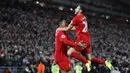 Pemain Liverpool, Adam Lallana, merayakan gol yang dicetak Roberto Firmino ke gawang Stoke. The Reds berhasil membalikan keadaan pada menit ke-44 setelah Firmino memanfaatkan umpan James Milner menjadi sebuah gol. (Reuters/Darren Staples)