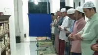 Suasana Warga di Sumenep Sedang Melaksanakan Ibadah Salat Tarawih (Liputan6.com/Mohamad Fahrul).