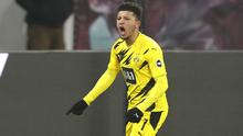 Penyerang Borussia Dortmund, Jadon Sancho, melakukan selebrasi usai mencetak gol ke gawang RB Leipzig pada laga Bundesliga di Stadion Red Bull Arena, Sabtu (9/1/2021). Dortmund menang dengan skor 3-1. (AP/Michael Sohn)