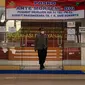 Seorang polisi berjalan di Posko Ante Mortem-DVI RS Polri Jakarta, Selasa (12/1/2021). Hingga saat ini, tim DVI masih mengumpulkan sampel DNA penumpang pesawat Sriwijaya Air SJ 182 yang jatuh di perairan Kepualauan Seribu. (merdeka.com/Imam Buhori)