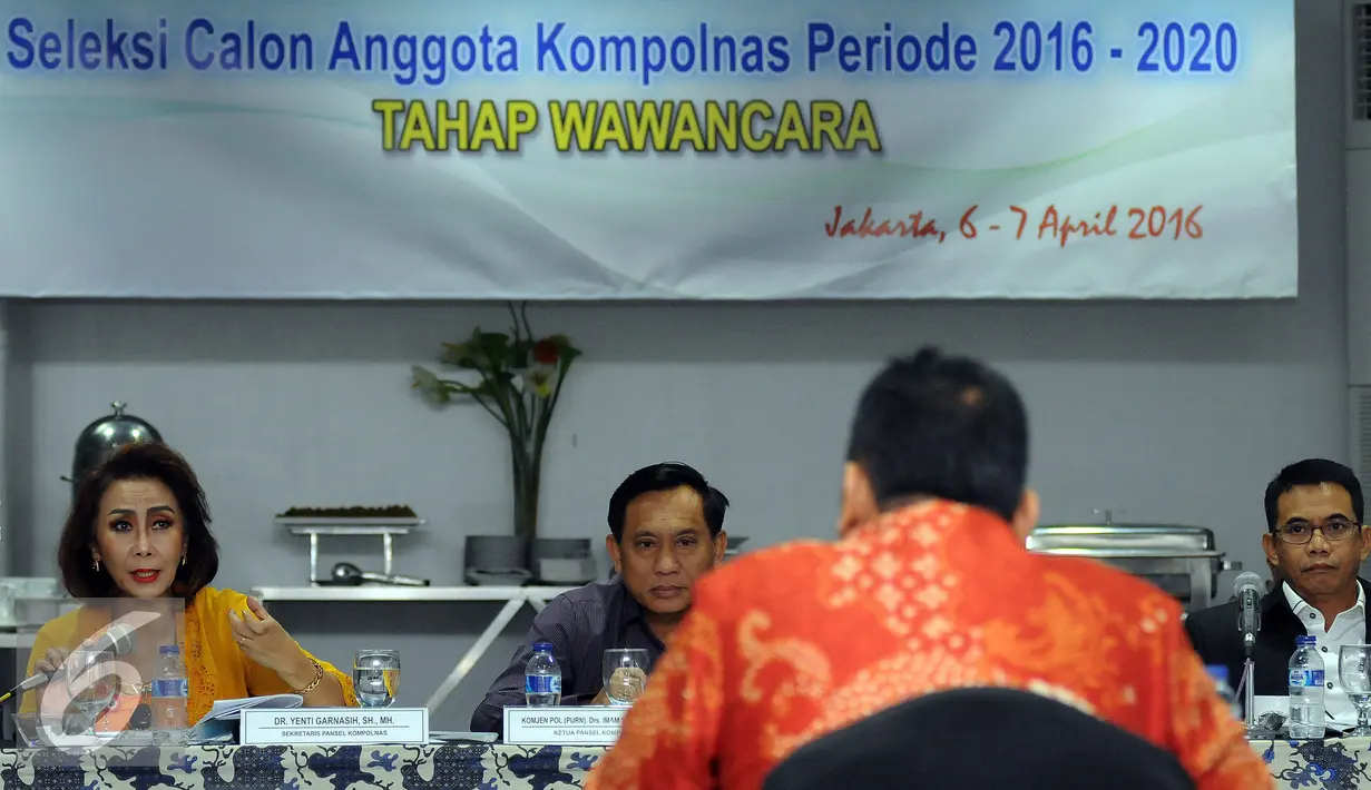 Sekretaris Pansel Kompolnas, Yenti Garnasih (kiri) mengajukan pertanyaan pada salah satu peserta seleksi Calon Anggota Kompolnas 2016-2020 di Jakarta, Rabu (6/4/2016). 24 peserta mengikuti sesi wawancara secara terbuka. (Liputan6.com/Helmi Fithriansyah)