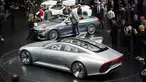 Pengunjung melihat mobil baru keluaran Mercedes Benz selama 66th Internationale Automobil-Ausstellung (IAA) di Frankfurt, Jerman (16/9/2015). Pameran ini di selenggarakan mulai tanggal 15-27 September 2015. (AFP PHOTO/ODD ANDERSEN)
