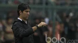 Pelatih Persija Jakarta, Stefano Teco, memberikan instruksi kepada anak asuhya saat melawan Cilegon United. Pada laga persehabatan ini, pelatih asal Brasil tersebut tidak memainkan dua pemain asing Macan Kemayoran. (Bola.com/Vitalis Yogi Trisna)