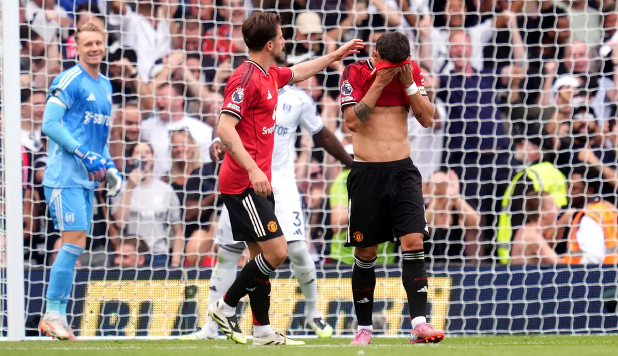 Pemain Manchester United, Bruno Fernandes, tak mampu menutupi kekecewaan setelah gagal mencetak gol melalui titik putih saat melawan Fulham dalam laga pekan ke-2 Premier League 2025/2026 di Craven Cottage, Minggu (24/8/2025) malam WIB. (Adam Davy/PA via AP)