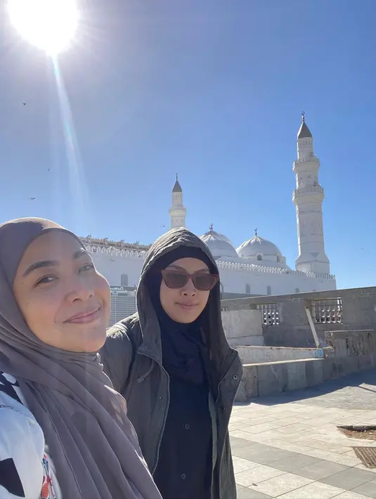 Tidak sedikit warganet yang pangling dengan penampilan baru Feni Rose. "Masya Allah sampe pangling smg Ibadah umroh nya lancar jg seterus nya pakai hijab...," tulis dapoerceceyanti. [Instagram/fenirose]